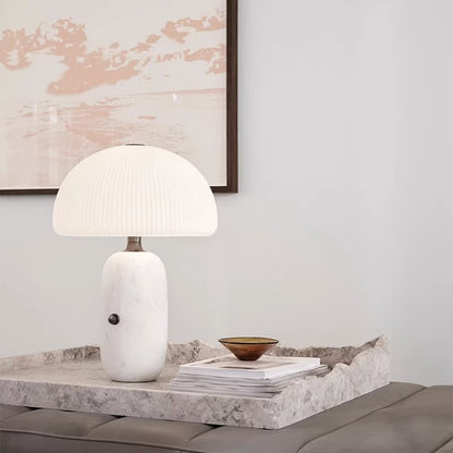 Moderne Skulptierte Tischlampe mit Faltenschirm