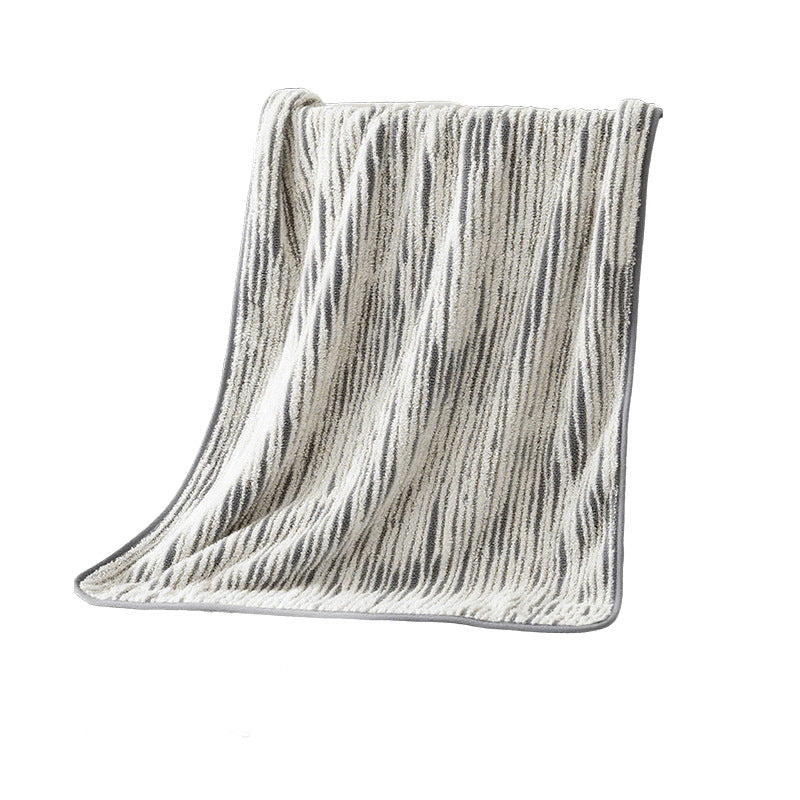 Kuscheldecke mit modernem Streifenmuster Brehn