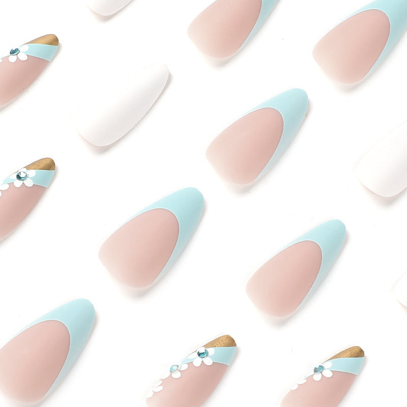 Kunstvolle Nagelverlängerungen mit eleganten Blütenmotiven Brehn
