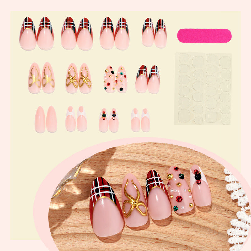 Kunstnagelset mit luxuriösen Verzierungen Brehn