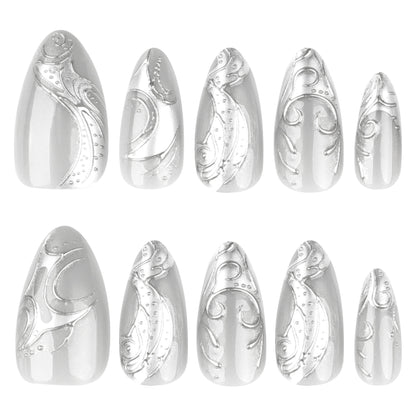 Kunstvolle Stiletto-Nägel mit elegantem Silber-Design Brehn