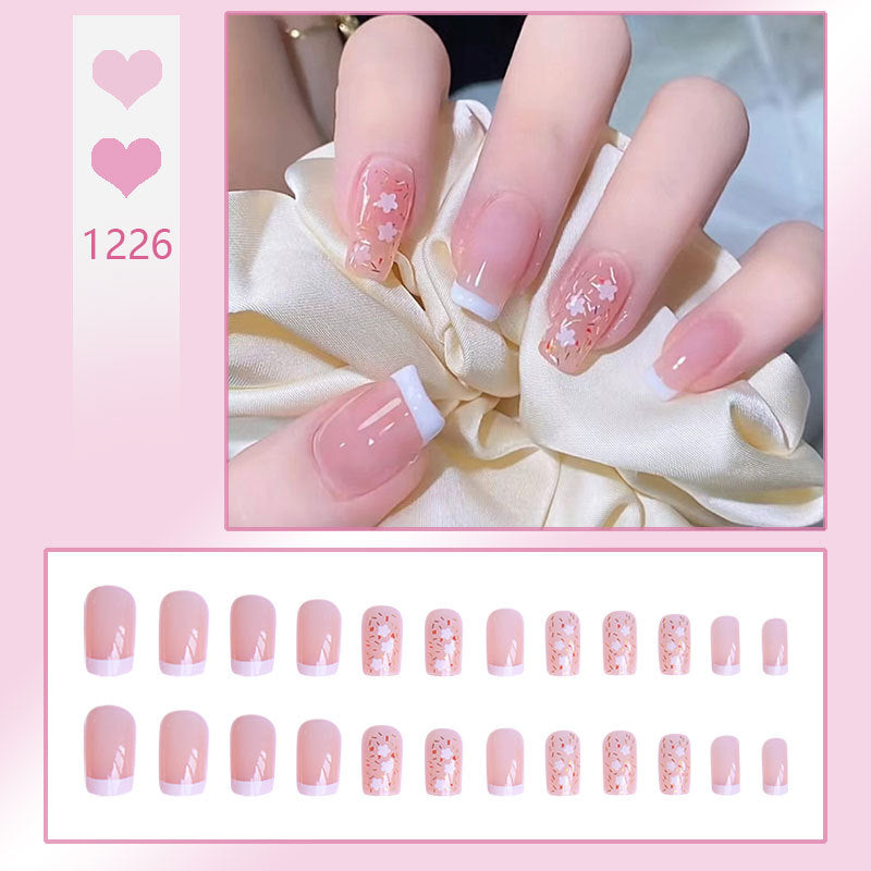 Kunstnagelset mit floralen Verzierungen und elegantem französischen Design Brehn