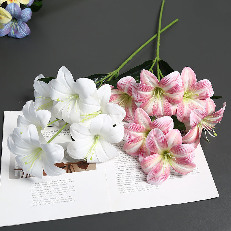 Realistische Seidenblumenstängelanordnung