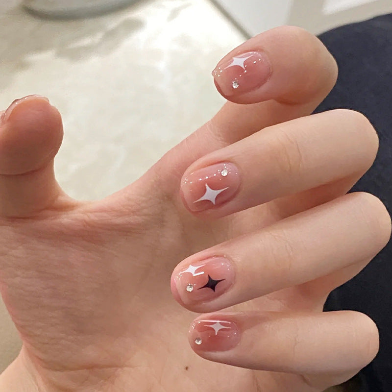 Kunstnagelset mit funkelnden Sternenverzierungen und eleganten Akzenten Brehn