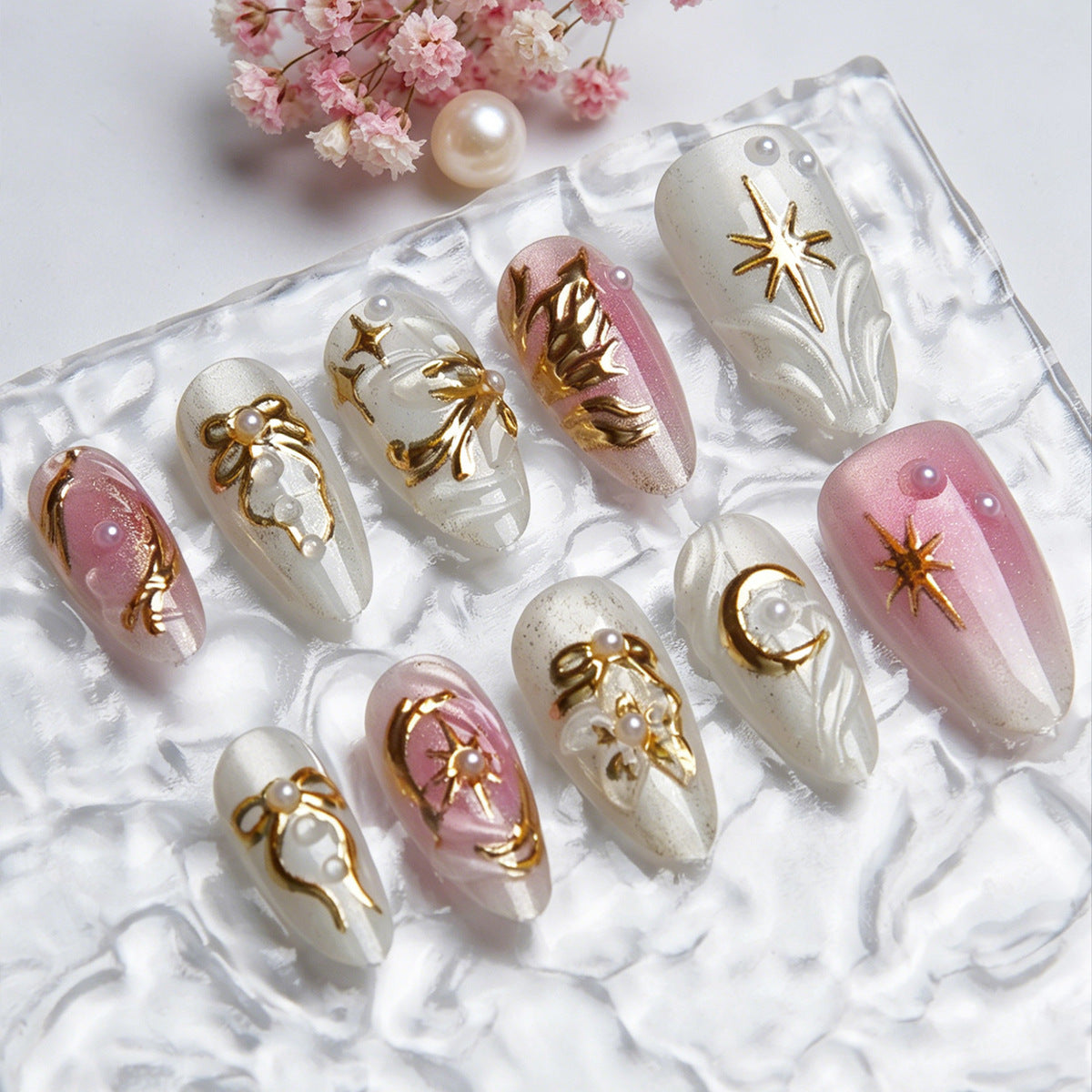 Kunstnagelset mit filigranen goldenen Akzenten Brehn