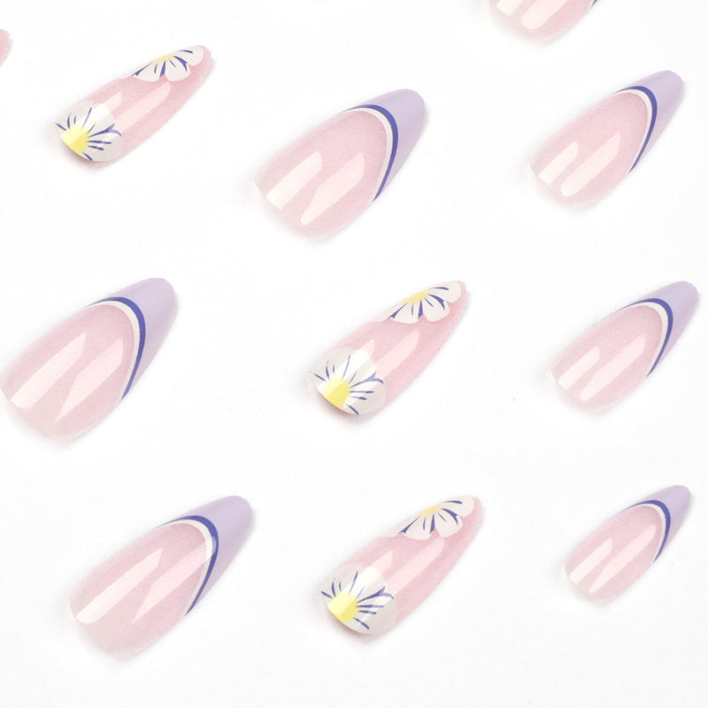 Kunstvolle Nailart mit Blumen- und Ombre-Effekten Brehn