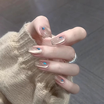 Glitzernde Nagelkunstverlängerungen