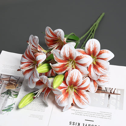 Realistischer lebensnaher Lilienblumenstrauß