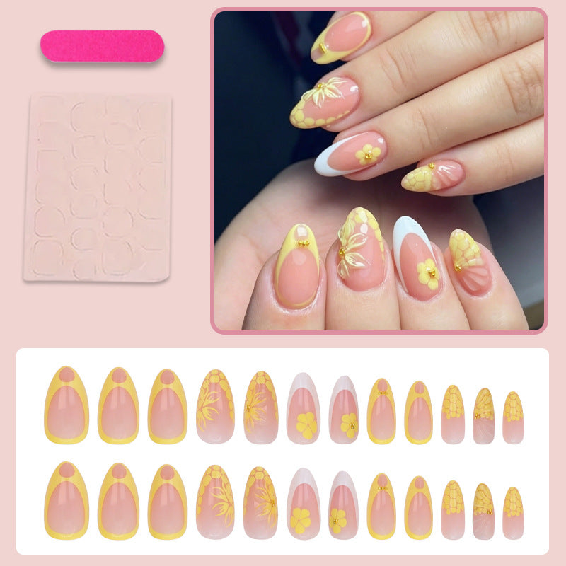 Kunstnagelset mit verspielten Blütenverzierungen Brehn