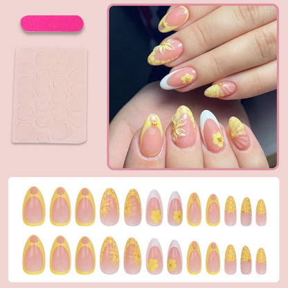 Kunstnagelset mit verspielten Blütenverzierungen Brehn