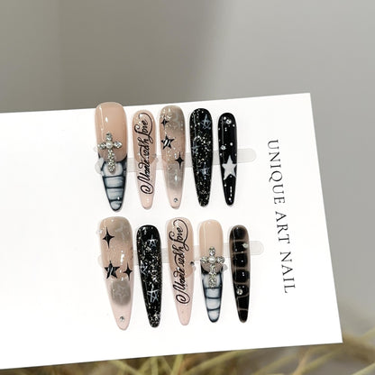 Künstlerische Stiletto Press-On Nagelset mit dekorativen Akzenten