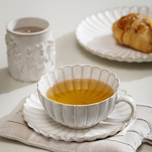 Feines Porzellan-Teetassen-Set mit geripptem Muschelrand und skulpturellem Henkel