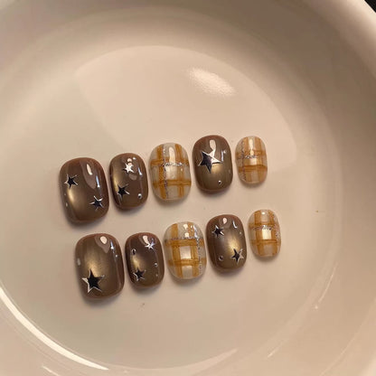 Künstlerisches Nagelkunst-Set mit einzigartigen Sterne- und Karodesigns