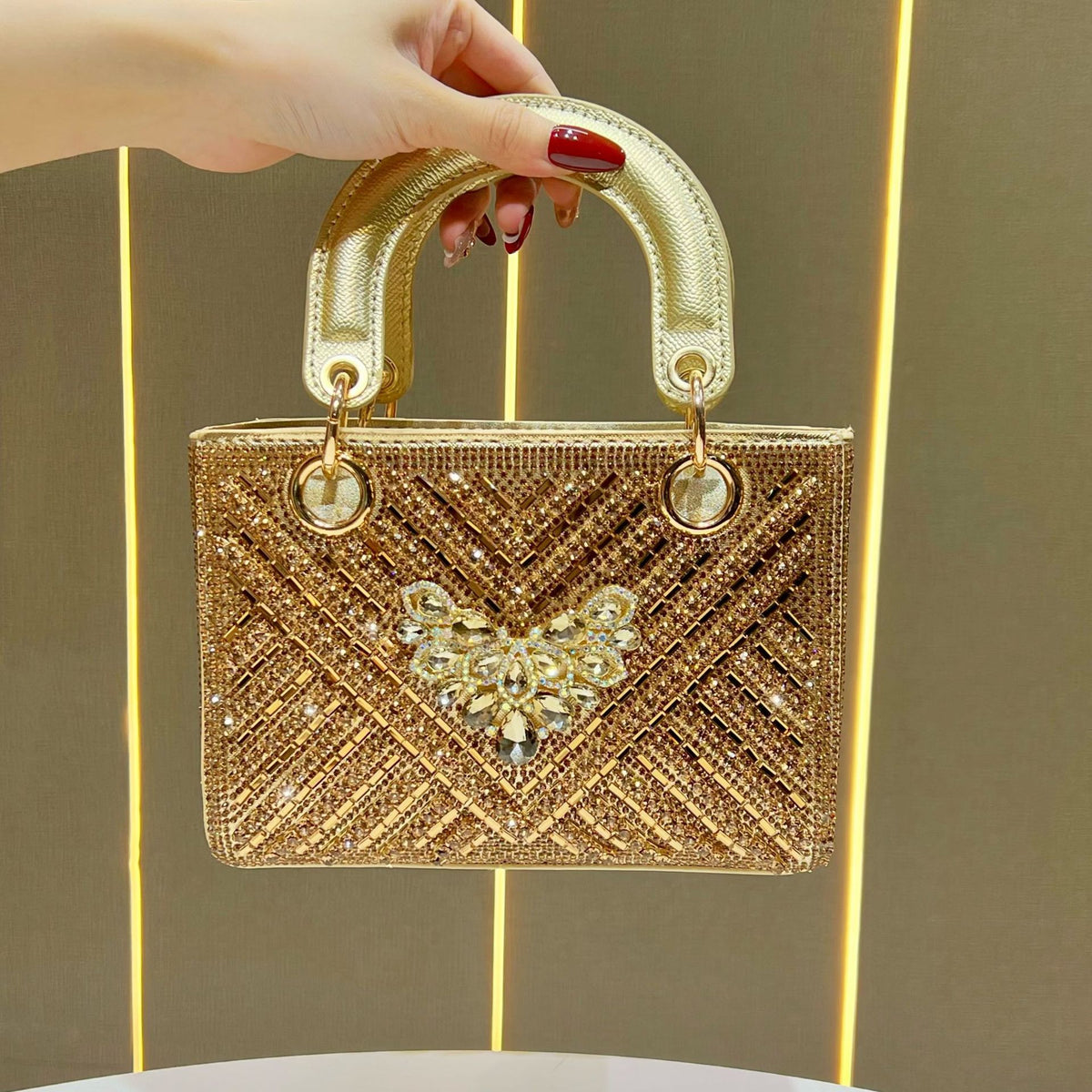 Aufwendige mit Kristallen verzierte Handtasche