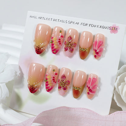 Kunstnagelset mit floralen Akzenten und funkelnden Details Brehn