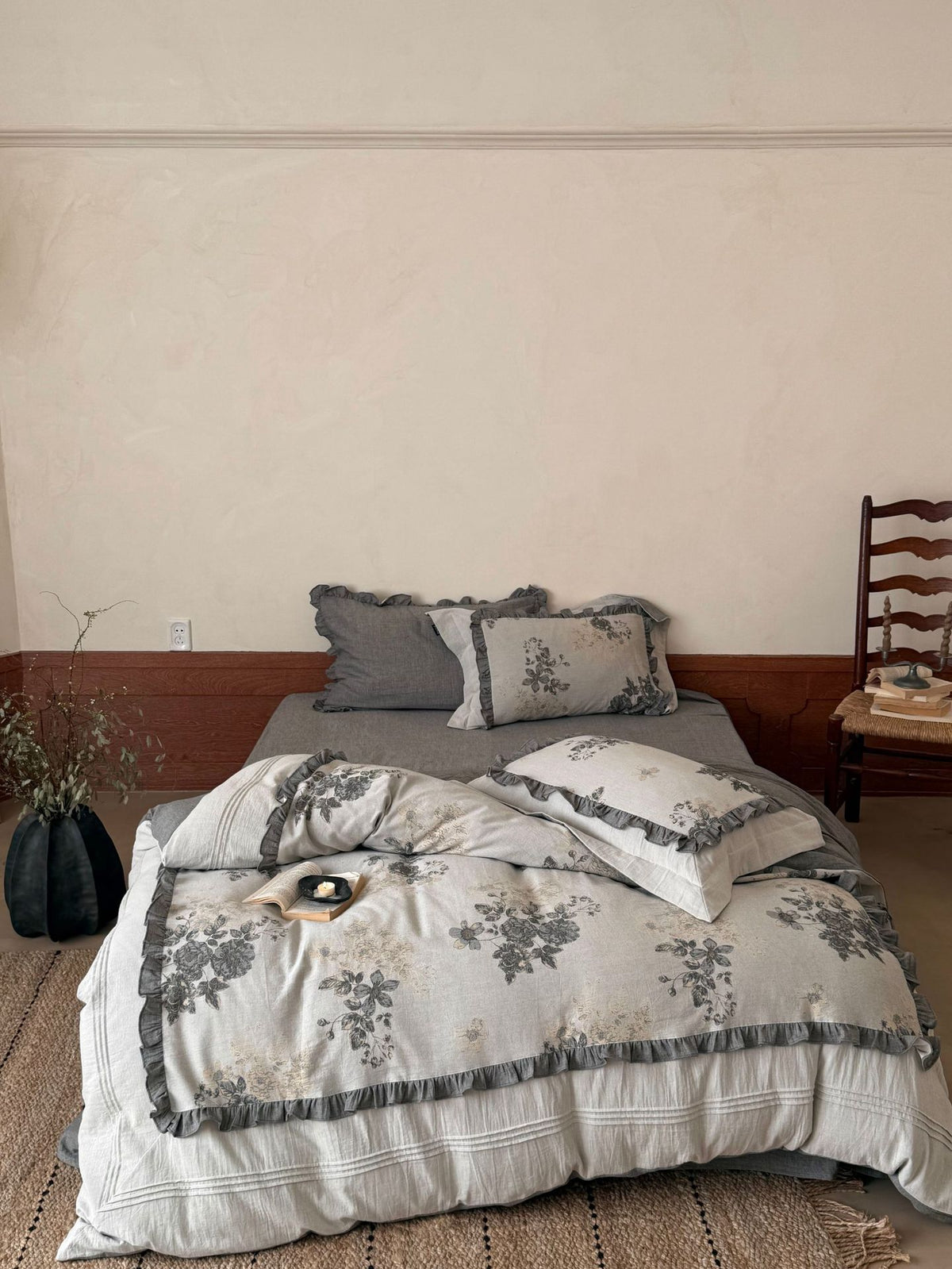 Bettwäsche-Garnitur aus Leinen-Baumwolle mit zartem Blumenprint und Rüschenbesatz Brehn