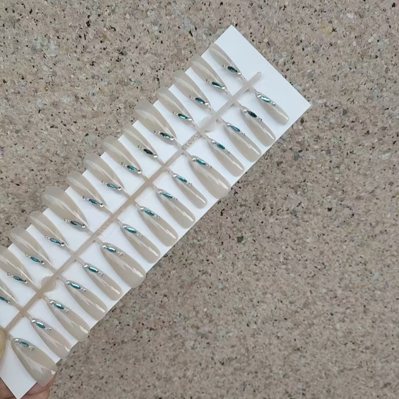 Kunstnägel mit Glitzerakzenten und eleganten Formen Brehn