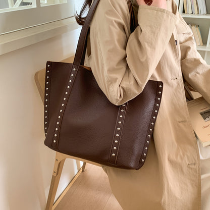 Stylische genoppte Leder Tote Bag