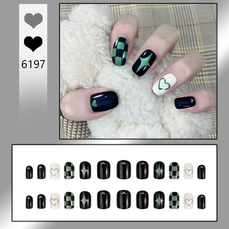 Kreatives Kunstnagelset mit geometrischen Mustern Brehn