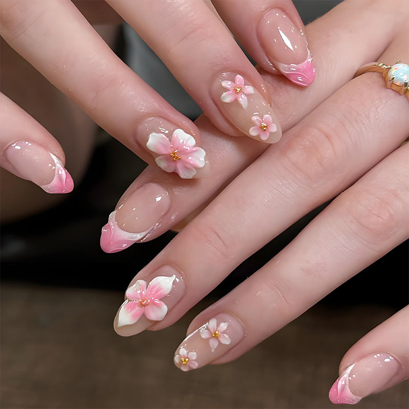 Kunstnagelset mit romantischen Blumen- und Ombre-Effekten Brehn