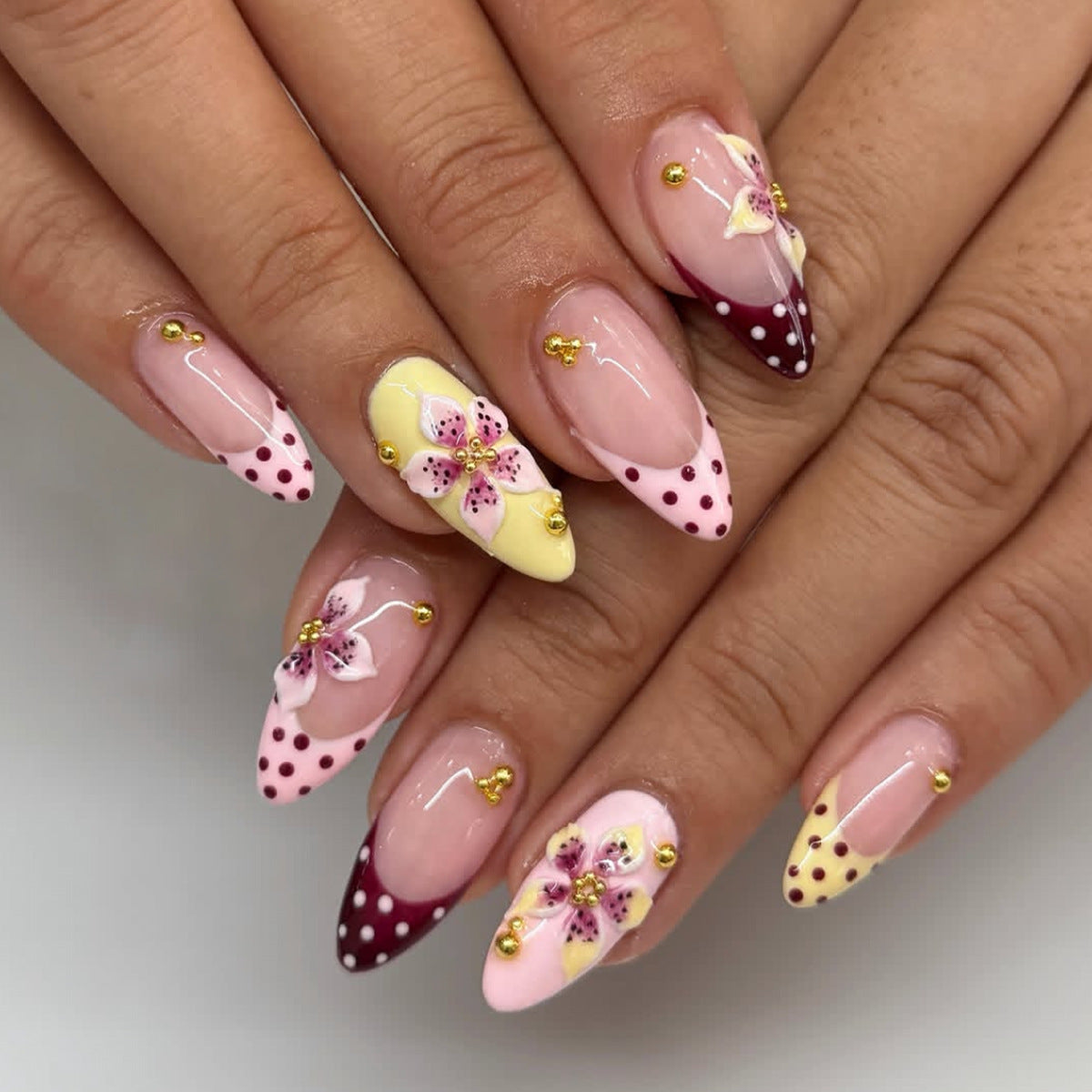 Dekorative Blumenakzent Nagelkunst Brehn