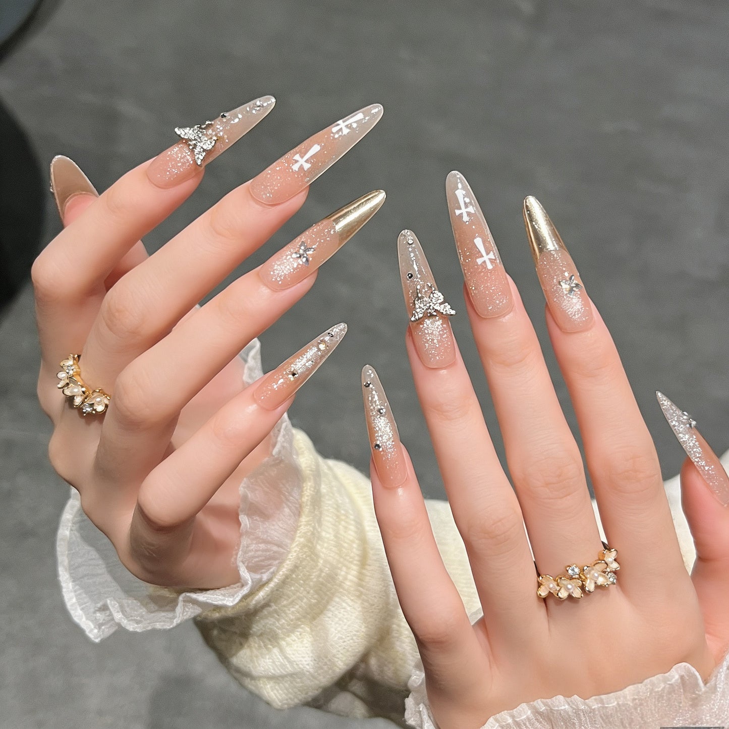 Elegante Stiletto Press-On-Nagelverlängerungen mit Edelsteinakzenten Brehn