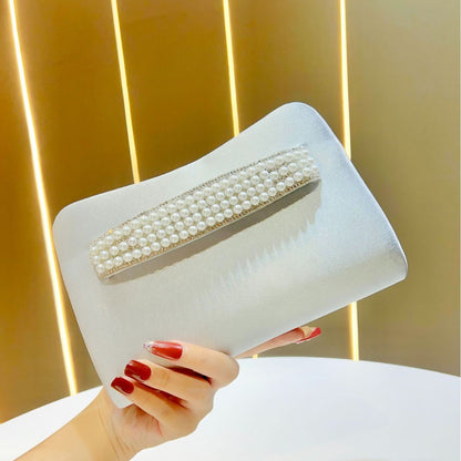 Perlenakzentierte Abend-Clutch