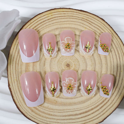 Kunstnagelset mit zarten Blüten- und Goldverzierungen Brehn