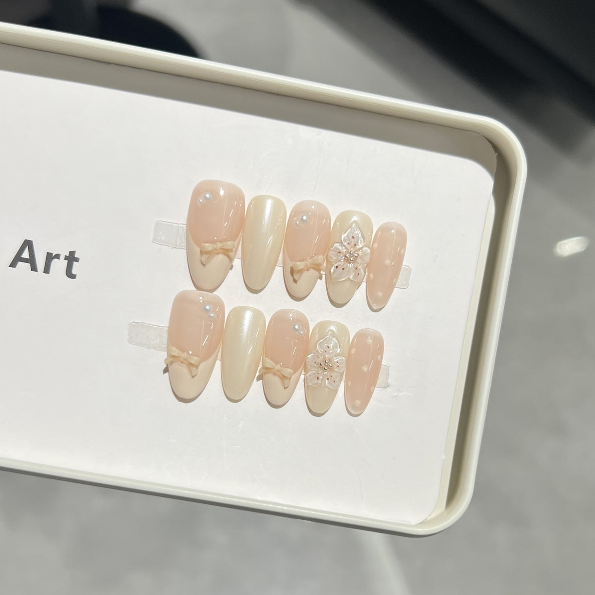 Dekoratives Press-On Nagelkunstset mit Schleife und floralem Schmuck Brehn