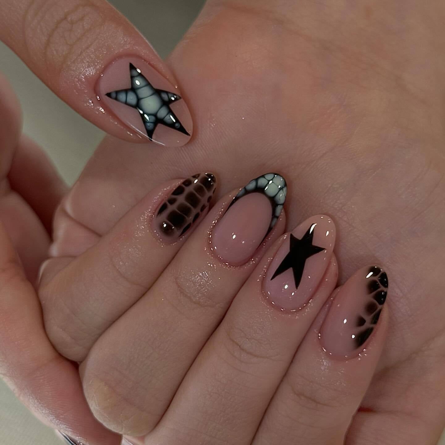 Kreative Kunstnägel mit Sternen-Design Brehn