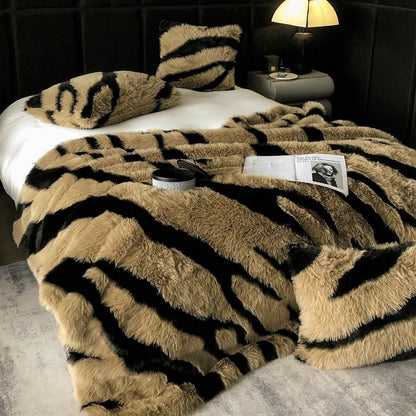 Tagesdecke aus Kunstfell mit Zebra‑Optik und extra flauschiger Struktur