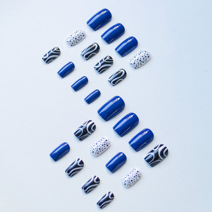 Künstlerisches Nageldesign-Kit mit abstrakten Mustern