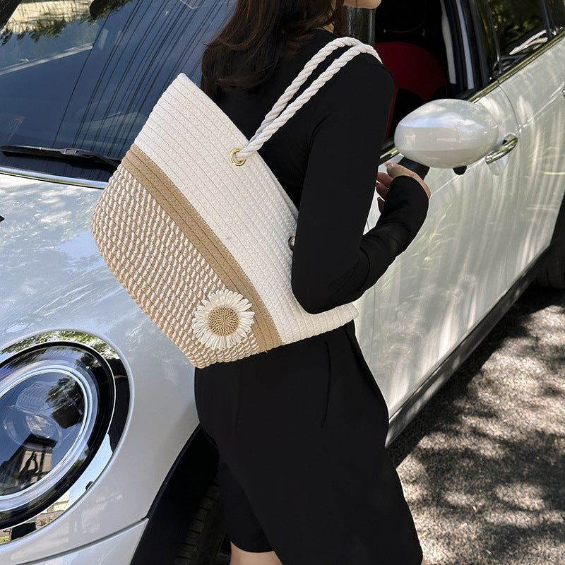 Handgefertigte Strohtasche mit floralem Detail Brehn