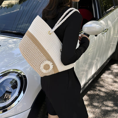 Handgefertigte Strohtasche mit floralem Detail Brehn