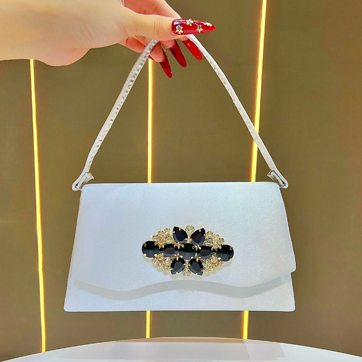 Elegante abendliche Handtasche mit Strasssteinen