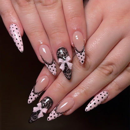 Elegante Stiletto Press-On Nagelset mit Spitzen- und Schleifenmuster Brehn