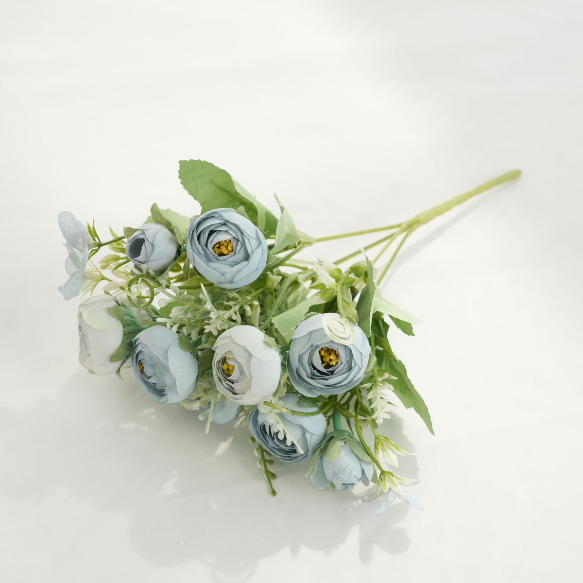 Lebensechter Blumenstrauß mit weichen Blütenblättern