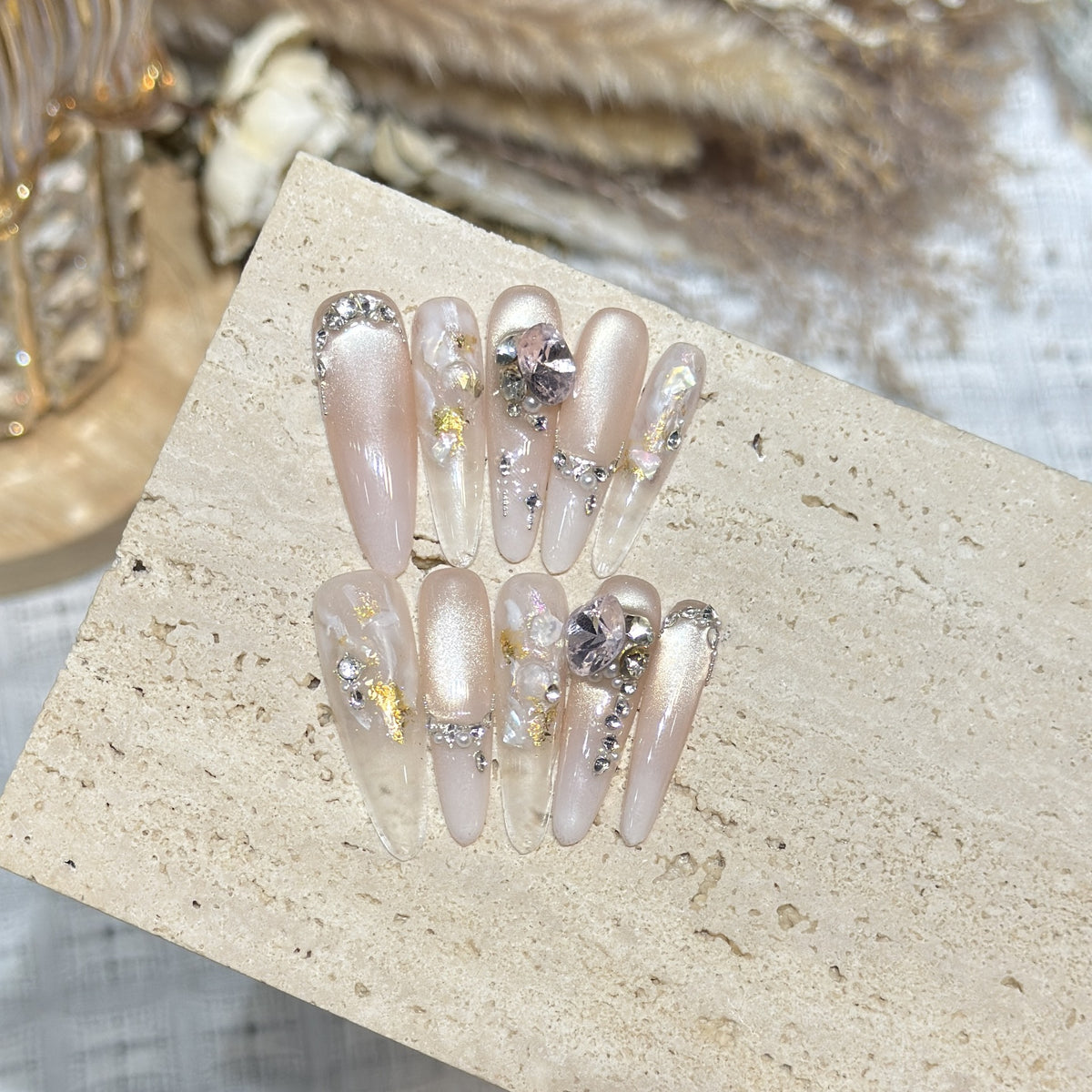 Dekoratives Stiletto Press-On Nagelkunstset mit Edelsteinakzenten Brehn