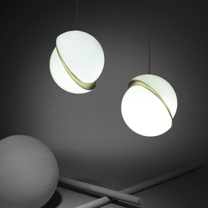 Moderner minimalistischer Pendelleuchte mit eleganten goldenen Akzenten