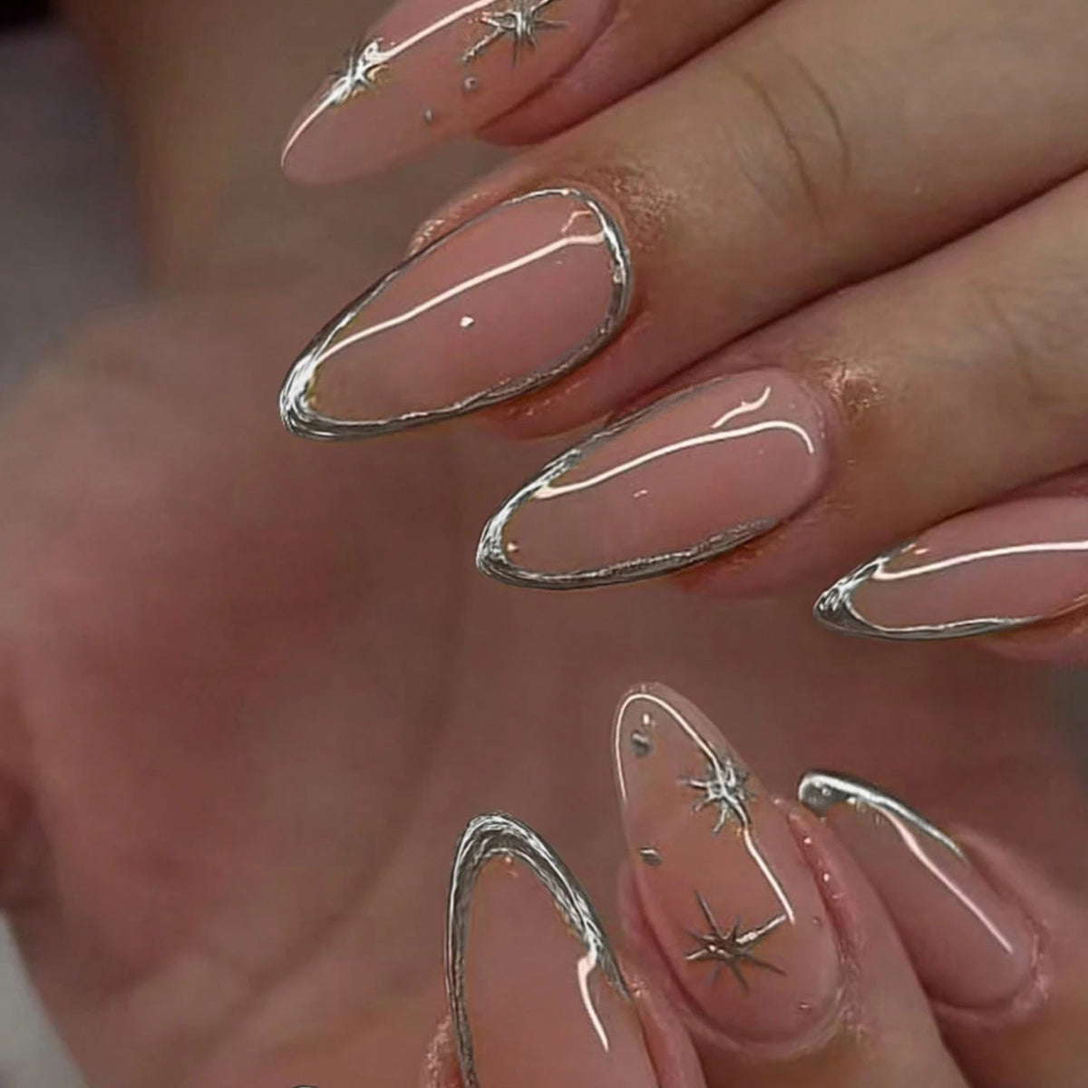 Elegantes Stiletto-Nagelkunst-Set mit silbernen Akzenten Brehn