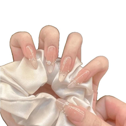 Dekorative Acryl-Nagelerweiterungen mit perlmuttartigen Akzenten