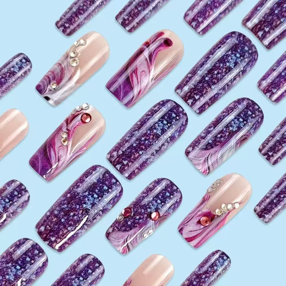 Kunstnagelset mit luxuriösen Farbverläufen und funkelnden Akzenten Brehn