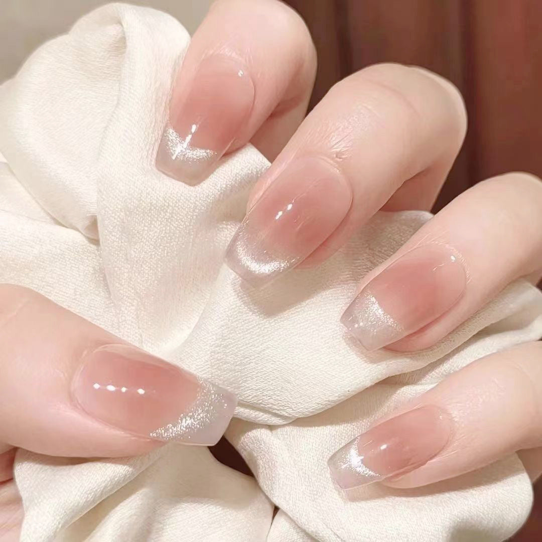 Kunstnagelset mit elegantem French-Design und funkelnden Akzenten Brehn