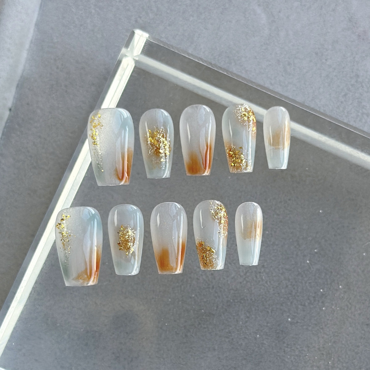 Dekoratives Press-On Nagelkunst-Set mit Farbverlauf und Glitzerakzenten