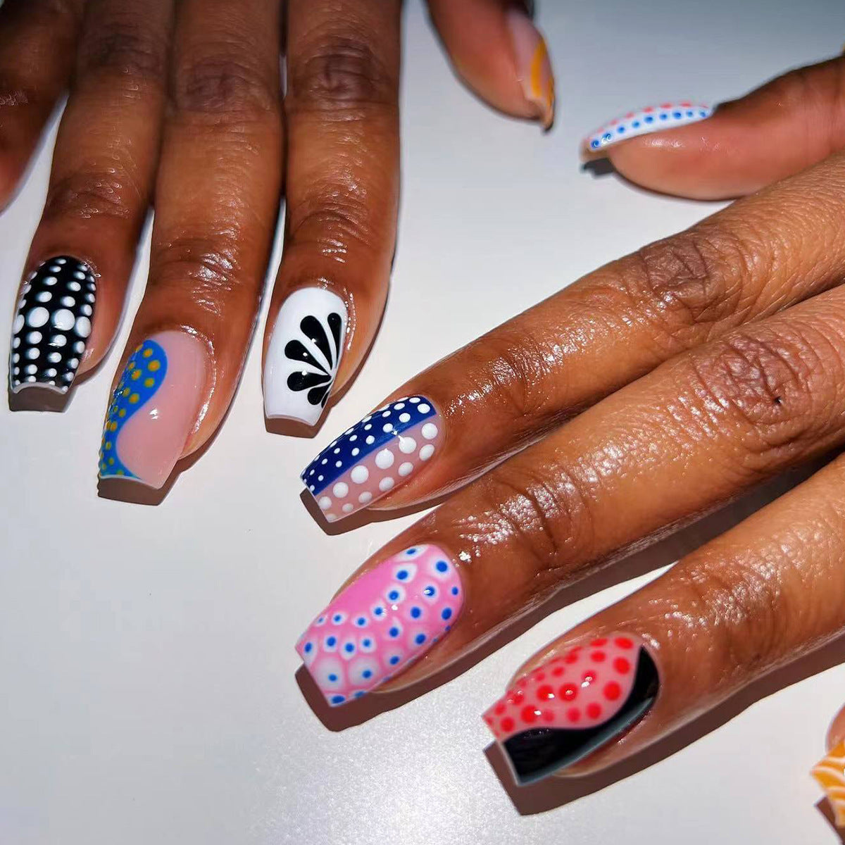 Kreative Nail Art mit verschiedenen Mustern Brehn