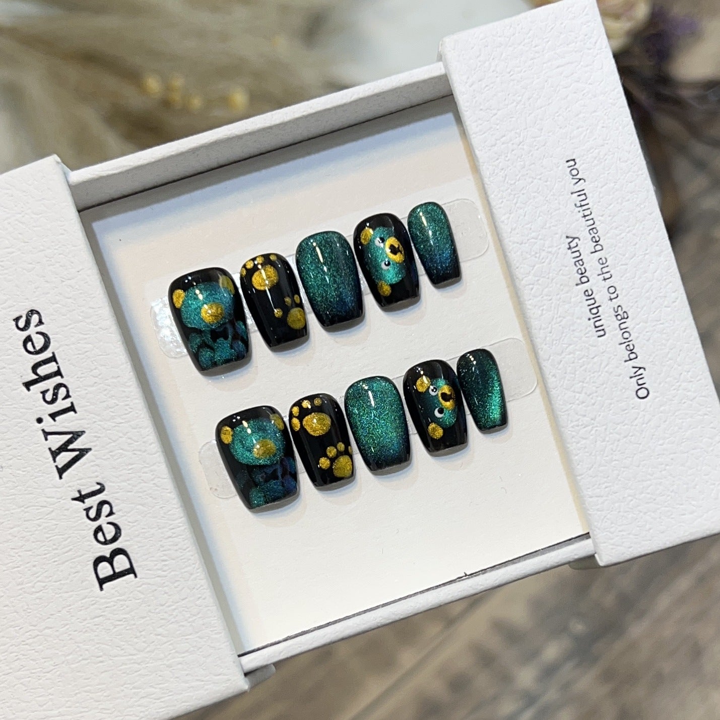 Künstlerisches Press-On-Nagelset mit verspielten Blumen- und Glitzerakzenten Brehn