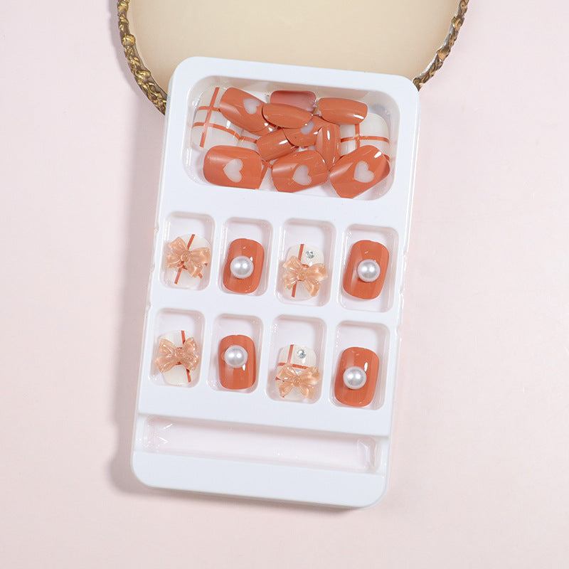 Dekorativer Press-On Nail Art Set mit Schleifenakzenten Brehn