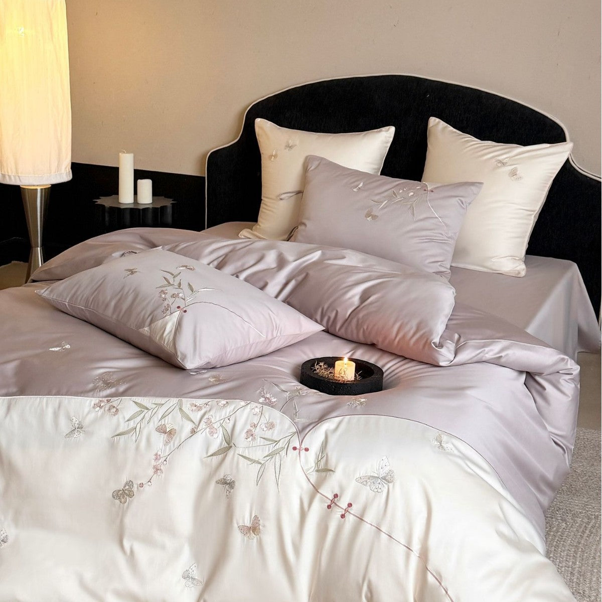 Luxuriöses besticktes Satin-Bettwäscheset mit Wendefunktion und Zierkissen