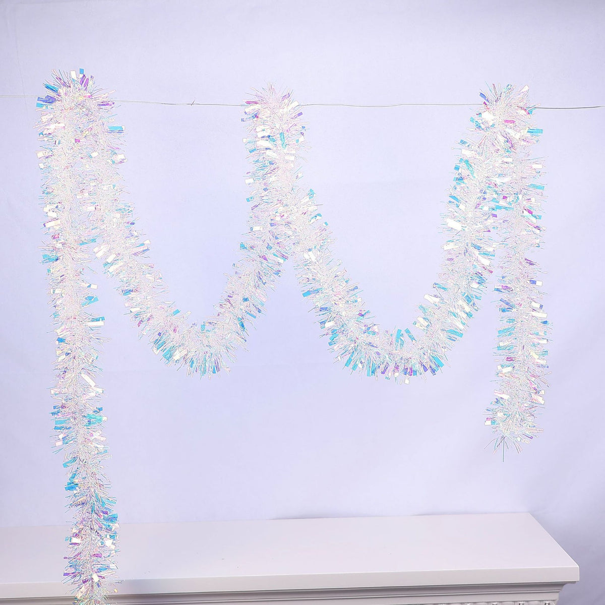 Glitzernde Weihnachtsgirlande mit Schneeflockenmotiven