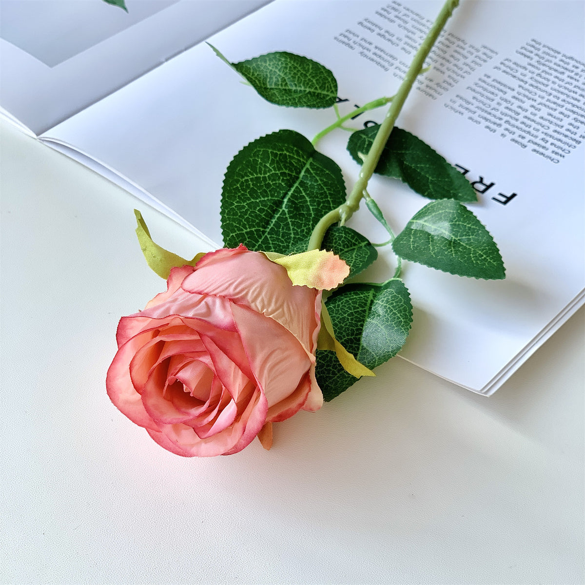 Realistische künstliche Rosenstängel